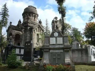 На Личаківському кладовищі затримали жінку, яка крала квіти з могил