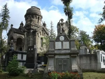 На Личаківському кладовищі затримали жінку, яка крала квіти з могил
