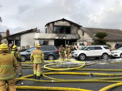 Небольшой самолет упал на жилые дома в Калифорнии