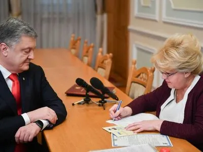 Порошенко подал документы в ЦИК