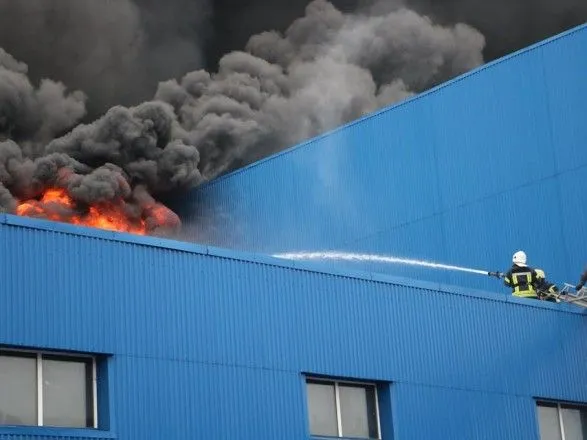 Масштабный пожар на складах в Киеве ликвидировали