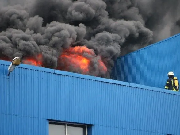 Пожежа на складах у Києві: рятувальники повідомили про загрозу обвалу конструкцій