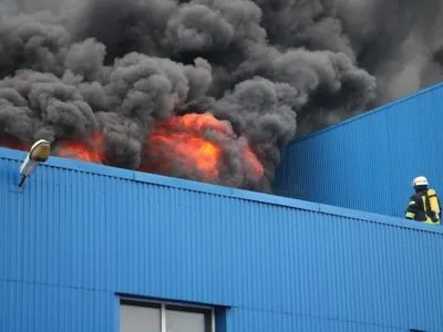 Пожар на складах в Киеве: спасатели сообщили об угрозе обрушения конструкций