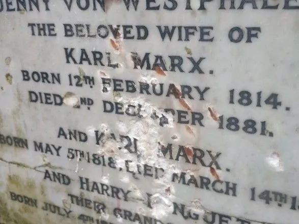 В Лондоне осквернили могилу Карла Маркса