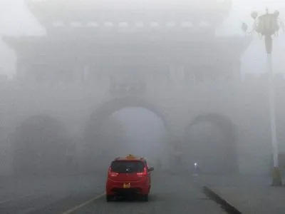 В Китае объявли "желтое" предупреждение в связи с густым туманом