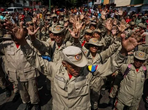 США пообіцяли вивести з-під санкцій військових Венесуели, які підтримають Гуайдо