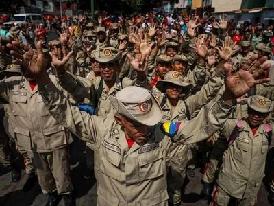 США пообещали вывести из-под санкций военных Венесуэлы, которые поддержат Гуайдо