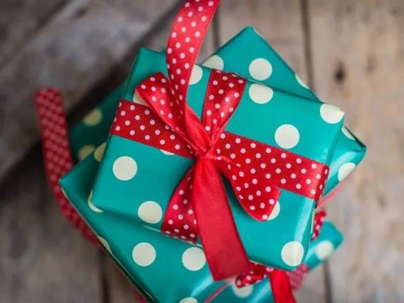 У школах і дитсадках Полтави роздавали новорічні подарунки з агітаційними календариками