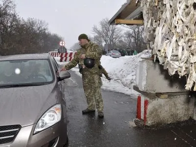 В КПВВ на Донбассе очереди из 350 автомобилей