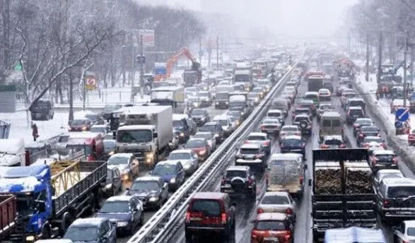 Киев заснежило, транспорт остановился в пробках