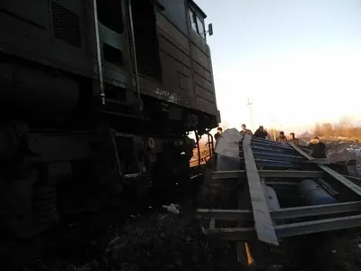 В Ивано-Франковской области поезд протаранил грузовик и сошел с рельсов, есть раненый
