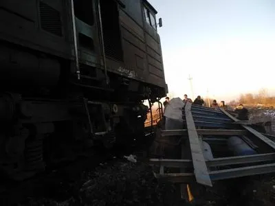В Ивано-Франковской области поезд протаранил грузовик и сошел с рельсов, есть раненый