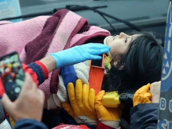 Под завалами в Стамбуле нашли выжившую девочку