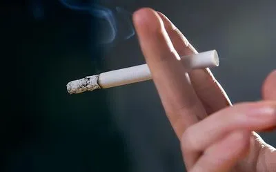 Іспанця позбавили опіки над дітьми через куріння