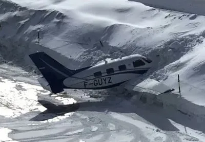 Самолет с пятью пассажирами на борту протаранил снег в Альпах