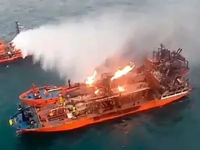 Горящие в Черном море танкеры попали в шторм