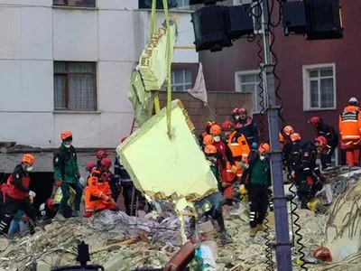 Число жертв при обрушении дома в Стамбуле возросло до 14
