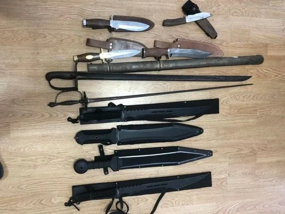 Львівські митники знайшли мечі у посилках з США