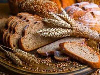 З наступного року ув’язненим в Україні уріжуть норму хліба