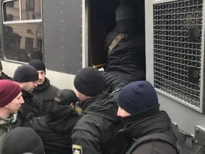 Полиция отпустила задержанных активистов, они едут давать показания в ГБР