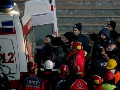 Число жертв обрушения дома в Стамбуле возросло до 18