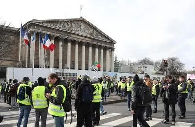 У Парижі під час сутички з поліцією одному з "жовтих жилетів" відірвало руку
