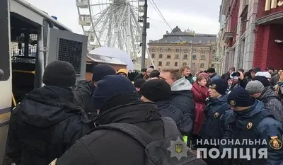 В Киеве задержали ребят с зеленкой, газовыми баллончиками и оружием