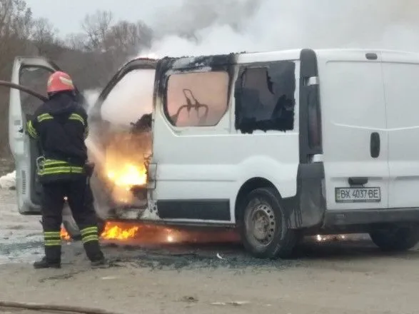 На ходу загорелся пассажирский микроавтобус