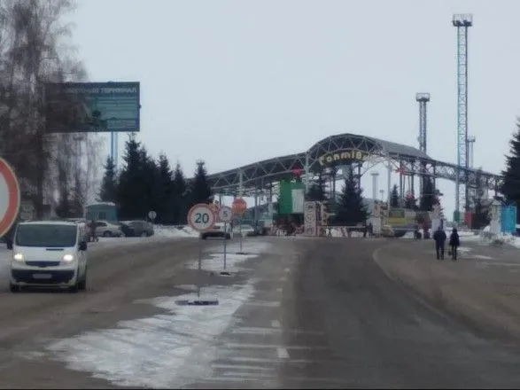 Россияне массово возвращают украинцев на границе из-за "мифических" запретов