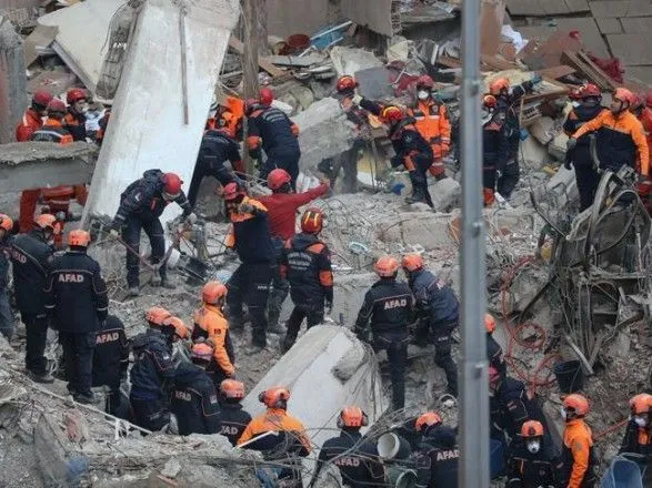 Число жертв обвала жилого дома в Стамбуле достигло 17