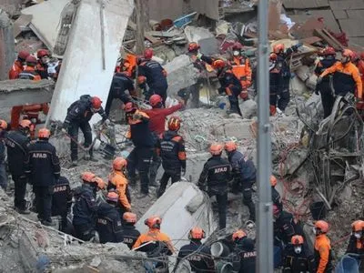 Кількість жертв обвалення житлового будинку у Стамбулі досягла 17