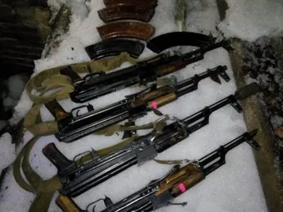 У затриманого військового знайшли чотири автомати Калашникова