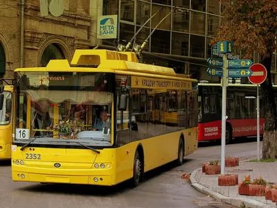 Из-за аварии на водопроводе в Киеве изменили движение троллейбусов