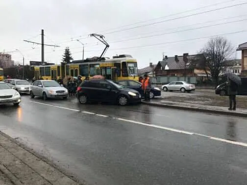 У Львові трамвай протаранив легковик