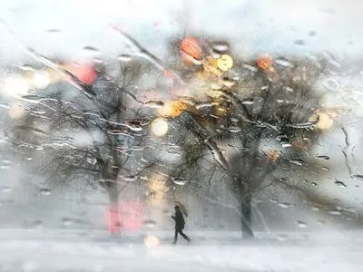 По Украине пройдут дожди, на дорогах гололедица
