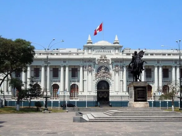 litak-z-peruanskim-ministrom-vimusheno-siv-cherez-povidomlennya-pro-bombu