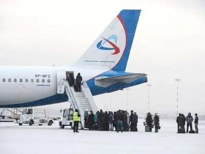 В аэропорту Барнаула с трапа упало шесть человек