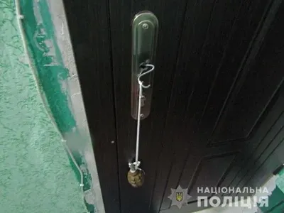 К входной двери квартиры присоединили шнур с гранатой