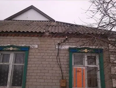 Оккупанты в очередной раз обстреляли жилой дом на Донбассе