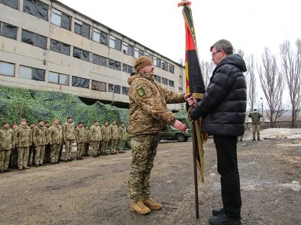 Литовський посол передав особистий прапор бригади українським військовим