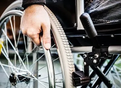 "Київавтодор" не вкладається у терміни встановлення підйомників для людей з інвалідністю