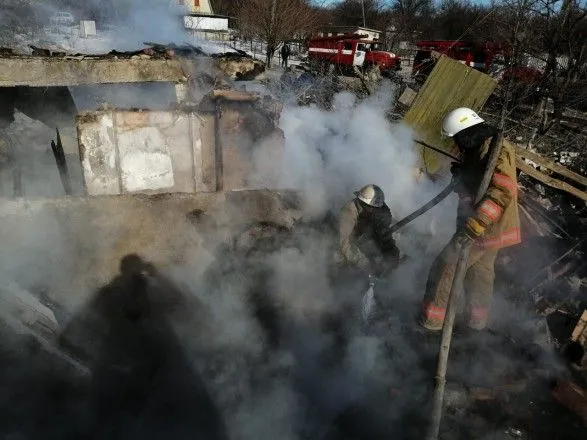 На Донбассе в результате обстрела загорелся жилой дом