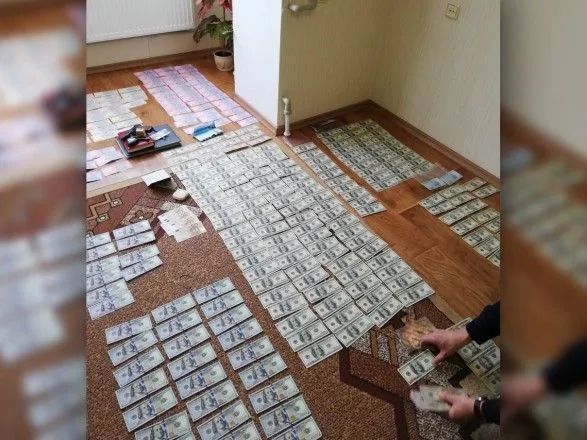 У підозрюваного в хабарництві слідчого знайшли 18 тисяч доларів
