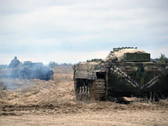 Украинские военные провели учебные стрельбы из танков