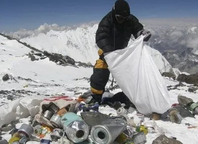 Дорогу на Эверест закрыли из-за мусора