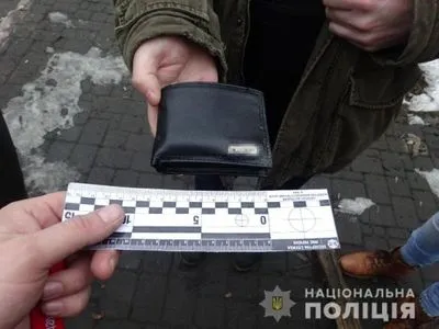 У Києві таксист вкрав гаманець у іноземця і побив його гіда