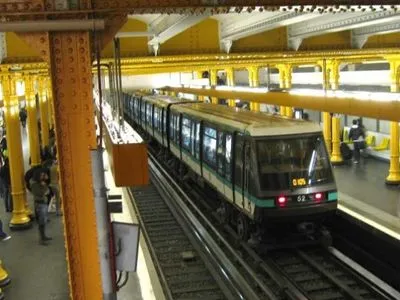 В метро Парижа неизвестный совершил нападение с кислотой