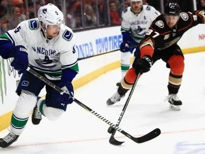 "Анахайм" прервал серию поражений в матче НХЛ против "Ванкувера"