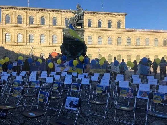 100 пустых стульев: в Мюнхене митинговали в поддержку "узников Кремля"