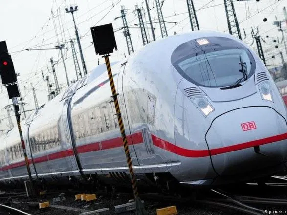В Германии эвакуировали 700 человек с поезда из-за найденого в туалете пистолета
